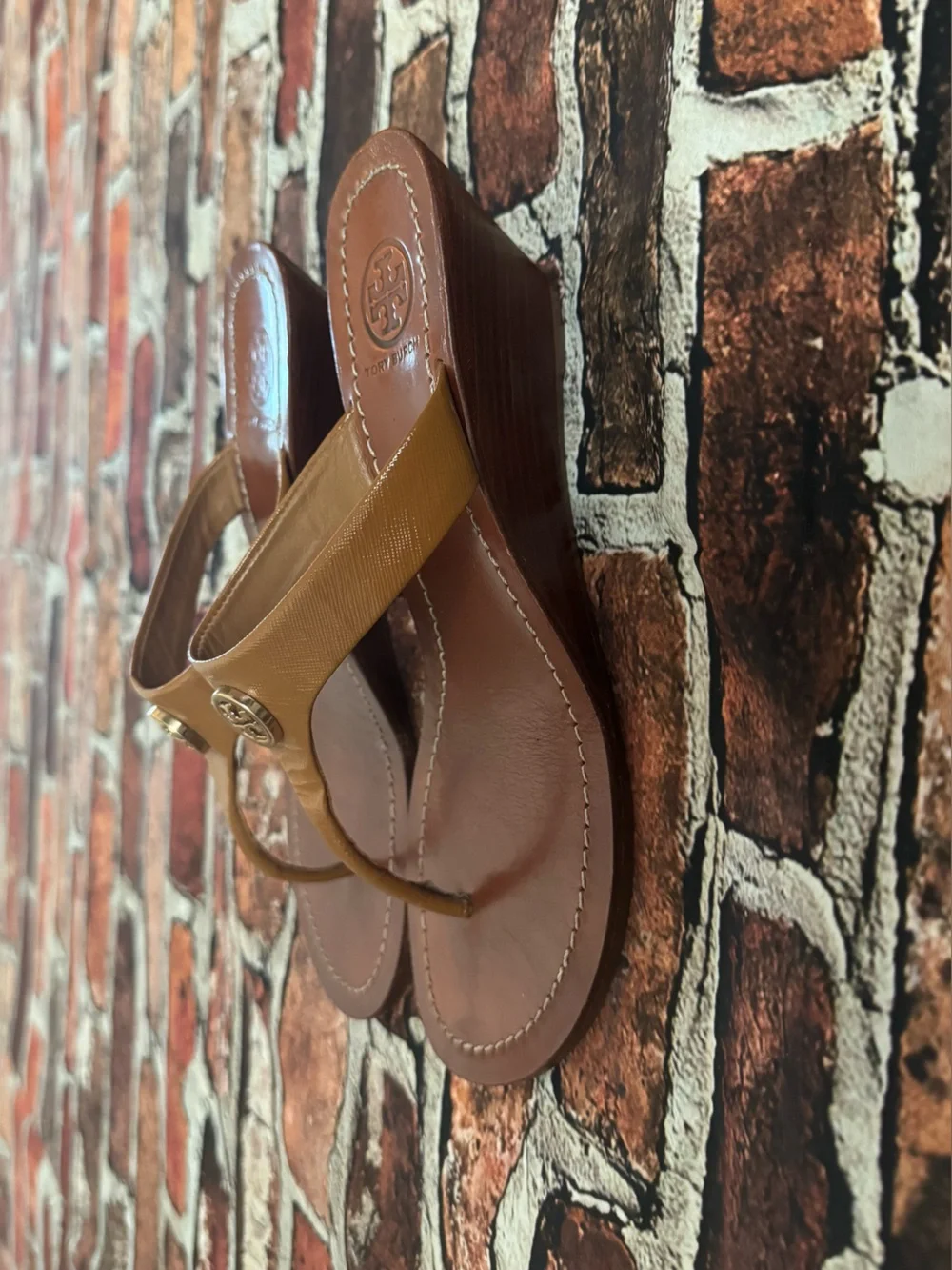 Tory Burch Women’s Tan Patent Leather Small Logo Cameron Thong Wedge Sandals